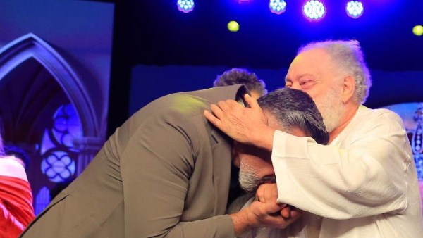ياسر جلال يحضر عرض الملك لير ويقبل يد يحيى الفخراني