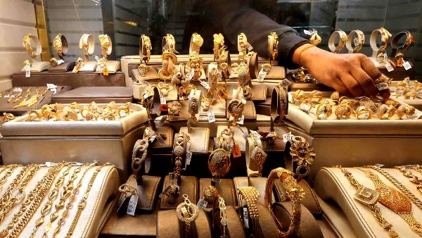 سعر عيار 24 يسجل 6628 جنيها للشراء و6514 جنيها للبيع في محلات الصاغة المصرية