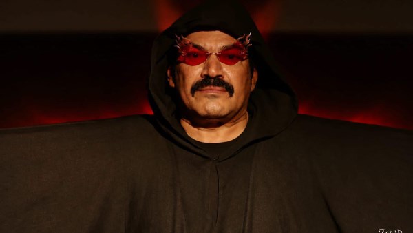 باسم سمرة يسخر من احتفال لاعب إيران بالهدف الملغي بعد تأهل مصر إلى دور الـ32