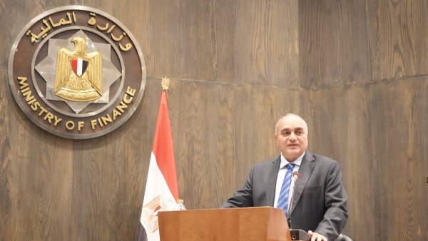وزارة المالية تسلّم كأس التميز لقطاع الحسابات والمديريات المالية