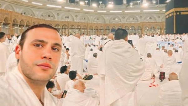 محمد إمام يؤدي مناسك العمرة ويشارك جمهوره صورة أمام الكعبة المشرفة
