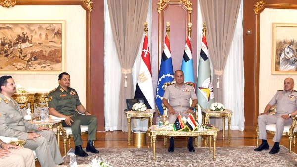 وزير الدفاع المصري يلتقي نائب القائد العام ورئيس الأركان العامة للجيش الليبي خلال زيارة لحضور تخريج الأكاديمية العسكرية