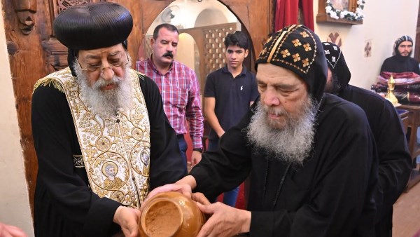 البابا تواضروس يطيب جسدي القديسين الأنبا موسى والأنبا إيسيذوروس بدير البراموس بوادي النطرون
