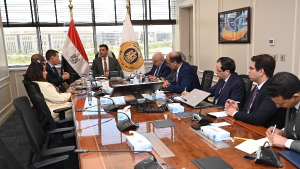 وزير الصناعة يبحث مع شنايدر إلكتريك خطط زيادة الإنتاج وتعميق التصنيع المحلي