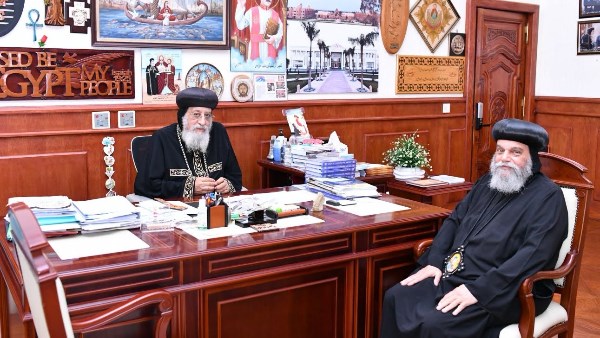 البابا تواضروس يلتقي الأنبا بيشوي لمتابعة شؤون إيبارشية أسوان