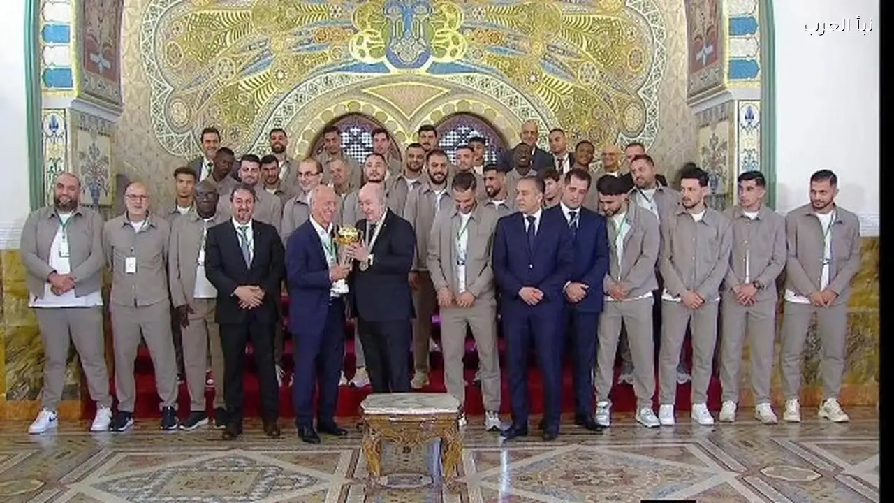 الرئيس الجزائري يستقبل اتحاد العاصمة بعد التتويج بلقب الكونفدرالية الأفريقية