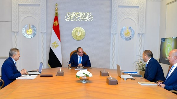 السيسي يوجه بمواصلة توطين صناعة الوحدات البحرية داخل قناة السويس والمواني المصرية