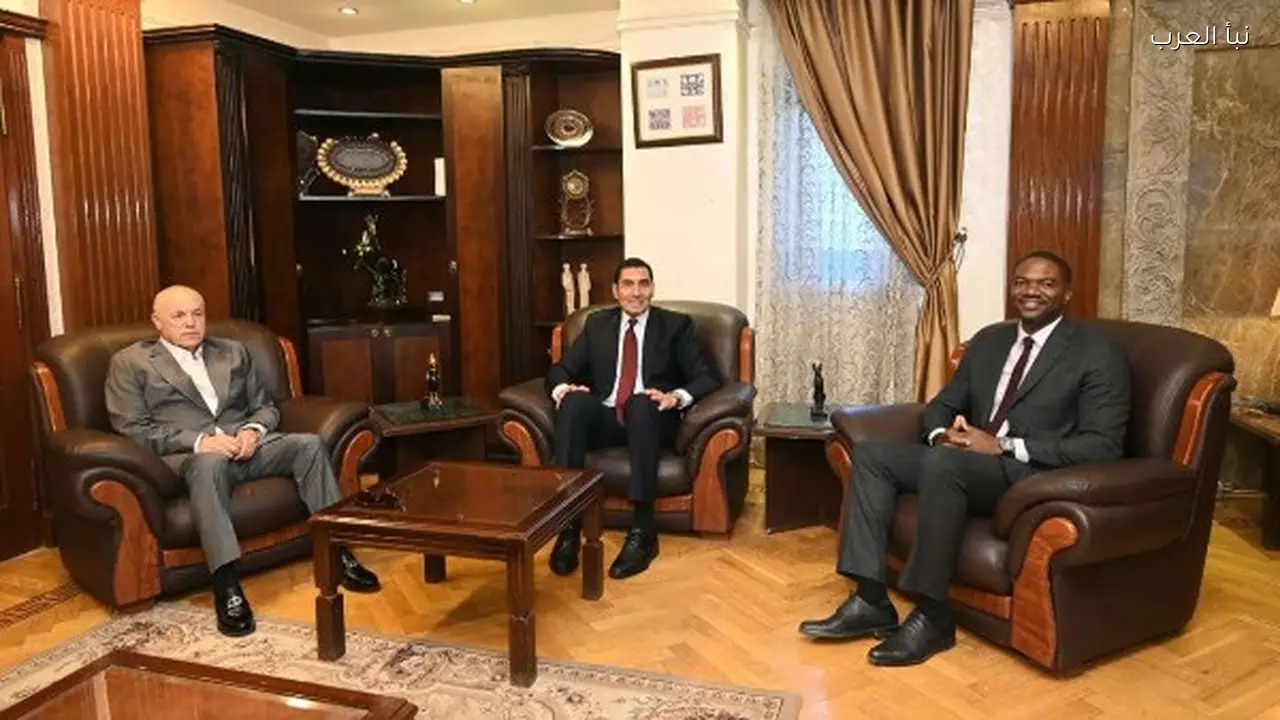 وزير الشباب والرياضة يلتقي الأمين العام للكاف بحضور هاني أبو ريدة