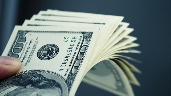 أسعار الدولار في البنوك تنخفض بنحو 10 إلى 15 قرشا ويبلغ 49.45 جنيه للبيع