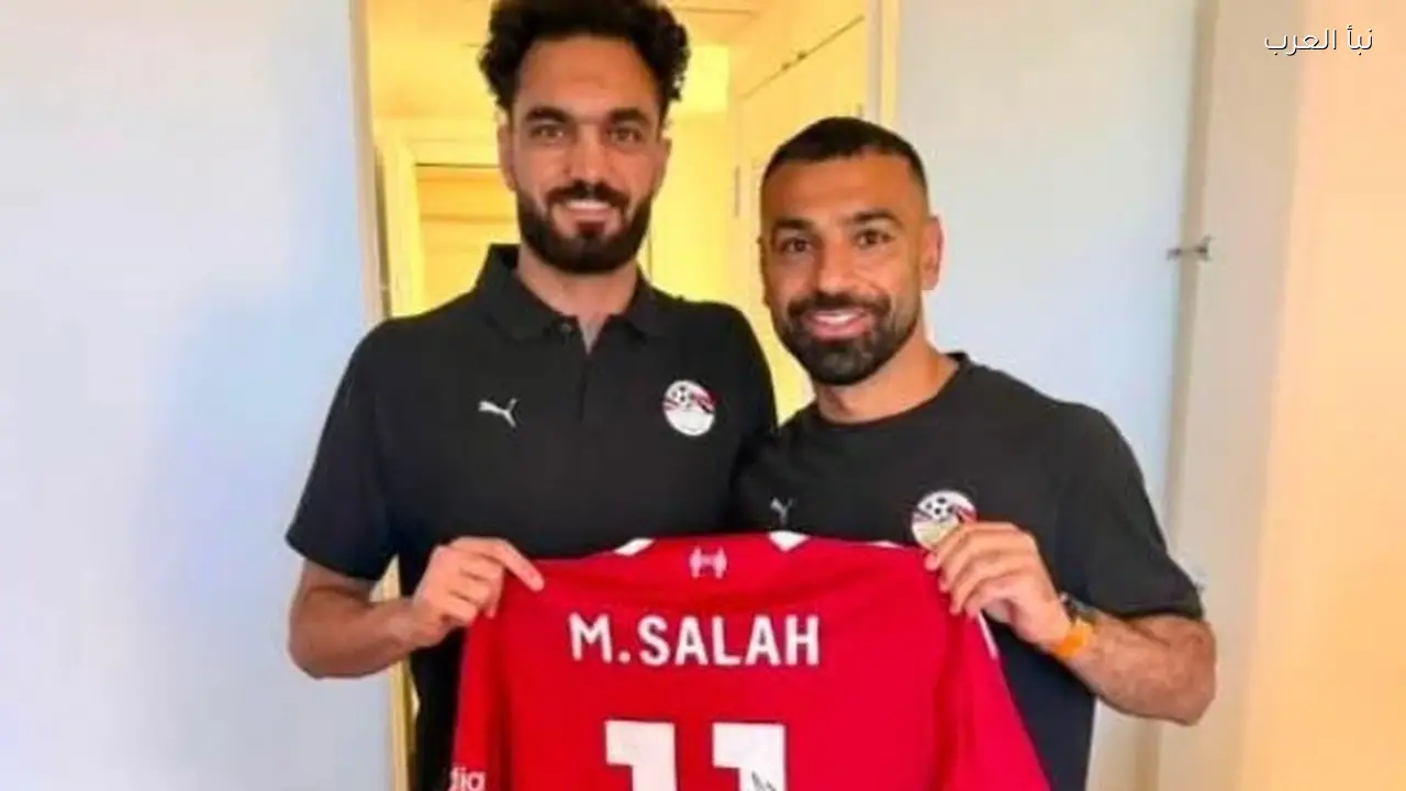 صلاح يهدي زيكو قميص ليفربول في معسكر منتخب مصر
