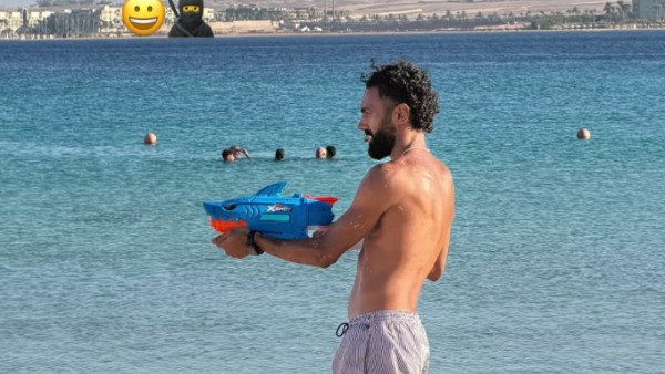حسين الشحات يشارك صورة من إجازته الصيفية على شاطئ البحر