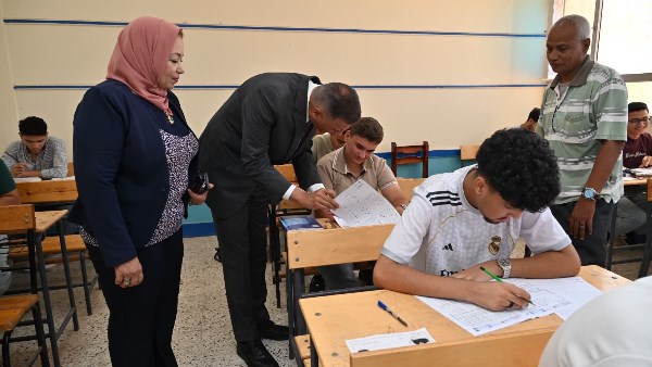 ضبط 120 سماعة بلوتوث مشتبه في استخدامها للغش خلال امتحان العربي بالثانوية العامة في قنا