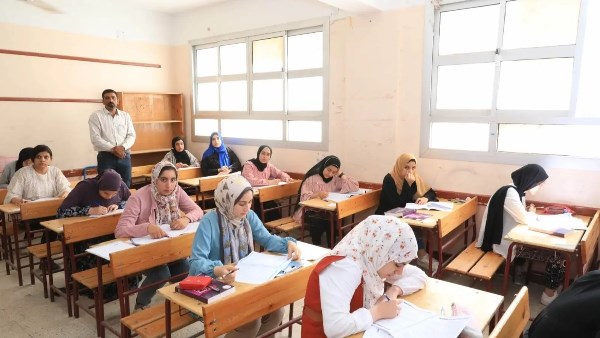 طلاب الثانوية العامة يؤدون اليوم امتحان العربي بنظام 55 سؤال بـ80 درجة