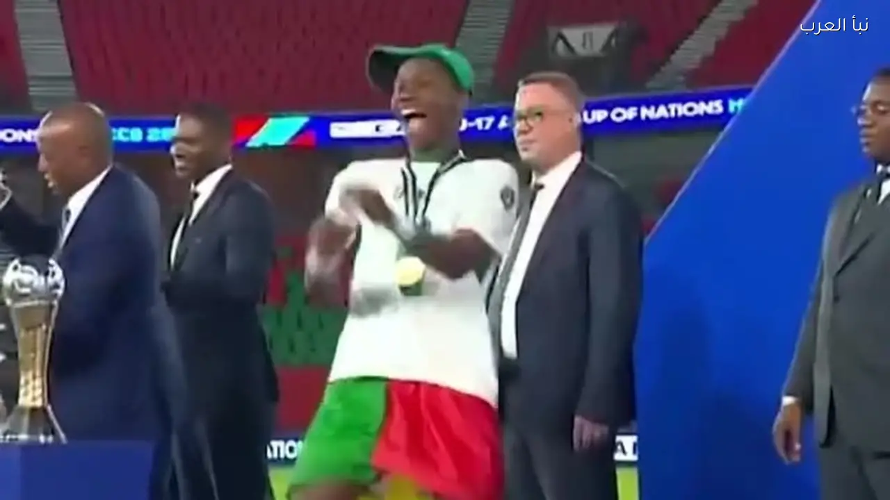 لقطة لافتة في تتويج السنغال بأمم أفريقيا للناشئين.. مصافحة مباشرة بين لاعب المنتخب وفوزي لقجع