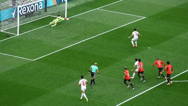 مصطفى شوبير يتصدى لركلة جزاء أمام إيران ويكرر إنجاز عصام الحضري في كأس العالم