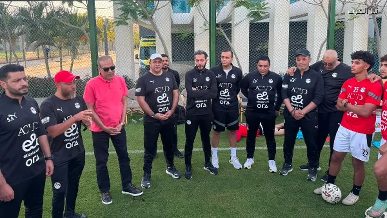 مصطفى عزام يجتمع بلاعبي منتخب الشباب ويؤكد دعم اتحاد الكرة في بطولة شمال أفريقيا
