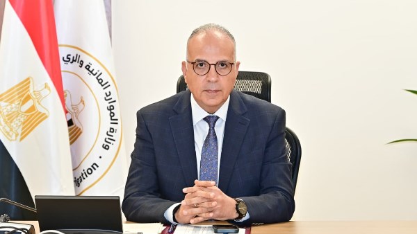 وزير الري يتابع غرق أحد الصنادل بميناء السد العالي شرق ببحيرة ناصر