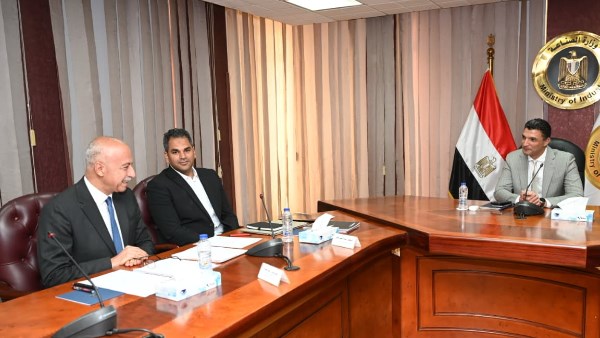 وزير الصناعة يربط التوسع في الطاقة المتجددة بتعزيز تنافسية المصانع وخفض تكاليف الإنتاج