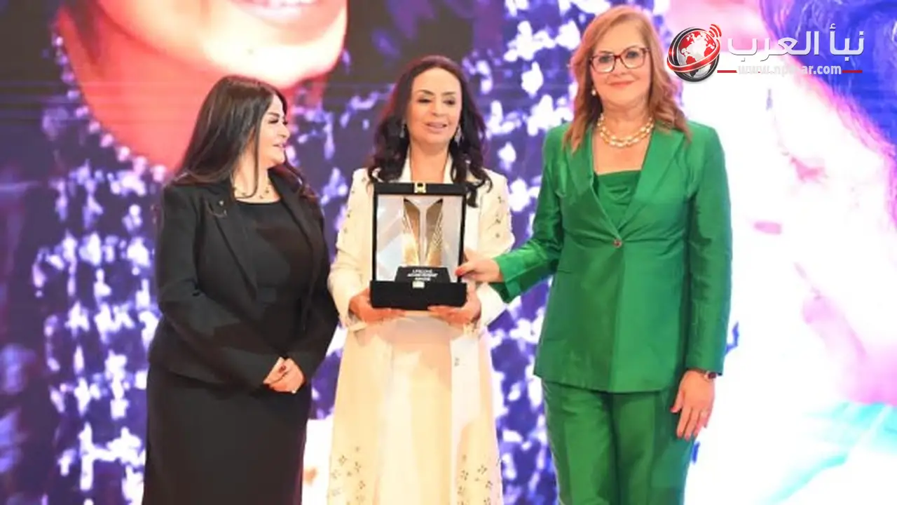 مايا مرسي تتقلد جائزة الإنجاز مدى الحياة في قمة مصر للأفضل